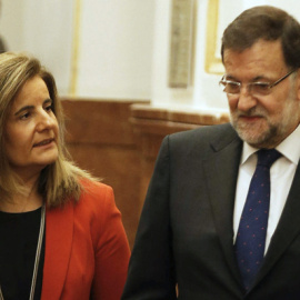 El presidente del Gobierno, Mariano Rajoy, en los pasillos del Congreso con la ministra de Empleo, Fátima Bañez. EFE