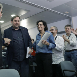 El vicepresidente del Govern, Oriol Junqueras, es saludado por Joan Tarda (i), Marta Rovira y Gabriel Rufián (d), momentos antes de iniciar su intervención tras la reunión del Consell Nacional de la formación republicana. EFE/Andreu Dalmau