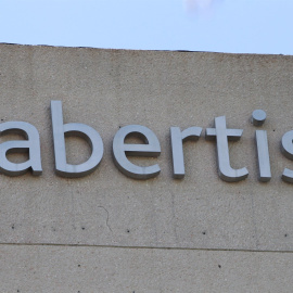 Logo de Abertis en la sede de la concesionaria. E.P.