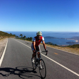Javier Maté, ex portero del Celta, en su bicicleta.