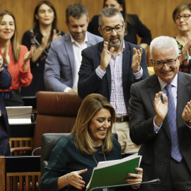 La presidenta andaluza, Susana Díaz, recibe los aplausos del grupo socialista tras su primera intervención en el debate sobre el estado de la Comunidad en el Parlamento de Andalucía en Sevilla. EFE/ Jose Manuel Vidal.