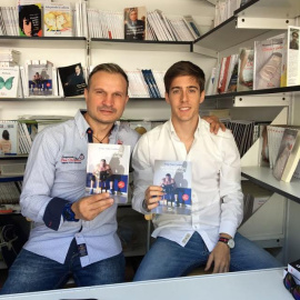 Javier Castillejo, boxeador (i) y Jorge Sanz, periodista y biógrafo (d) en la feria del libro