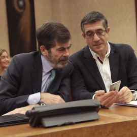 El diputado del PSOE José Enrique Serrano, y Patxi López,d., durante la constitución de la Comisión para la Evaluación y la Modernización del Estado Autonómico, en el Congreso de los Diputados.EFE/Zipi