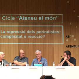 El periodista suec d'origen turc Hamza Yalçin, a l'Ateneu Barcelonès