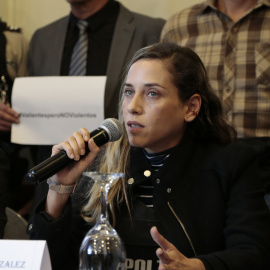La ambientalista y política Andrea González Nader en una rueda de prensa junto a otros partidarios del asesinado candidato presidencial Fernando Villavicencio, en Quito (Ecuador), a 10/08/2023.