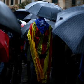 Una persona con una bandera estelada en la manifestación de este jueves en Barcelona para reclamar la liberación de los líderes de ANC y Òmnium. - REUTERS