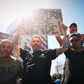 Manifestantes participan en una protesta convocada por la Confederación General del Trabajo,hoy, en Buenos Aires (Argentina).. - Juan Ignacio Roncoroni | EFE