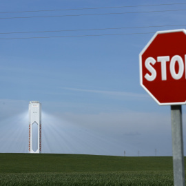 Torre de la planta solar de Abengoa en la localidad sevillana de Sanlúcar la Mayor. REUTERS