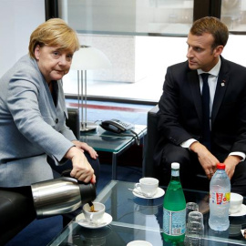 La canciller alemana, Angela Merkel (i), y el presidente francés, Emmanuel Macron (d), en un encuentro bilateral antes de la cumbre del Consejo Europeo en Bruselas (Bélgica) el 19 de octubre de 2017. EFE