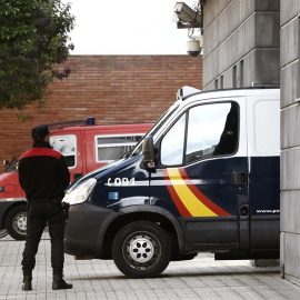 El furgón donde se encuentraban los cinco sevillanos acusados abandonando las dependencias judiciales. /EFE