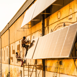 Instalan placas solares en el barrio de Errekaleor. / D.A