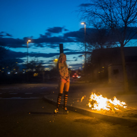 Una mujer en prostitución en el polígono Marconi de Madrid. JAIRO VARGAS