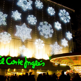 Un centro de El Corte Inglés con la decoración navideña.