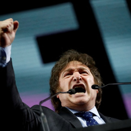 El candidato presidencial argentino Javier Milei de la alianza La Libertad Avanza, habla durante el acto de clausura de su campaña electoral antes de las primarias, en Buenos Aires, Argentina, el 7 de agosto de 2023.
