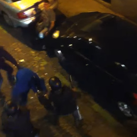 Agentes de UIP agreden a un joven al que acaban de sacar de un bar tras la protesta del 29 de septiembre de 2012 'Rodea el Congreso'.- VÍDEO DE YOUTUBE DE ARTURO DM