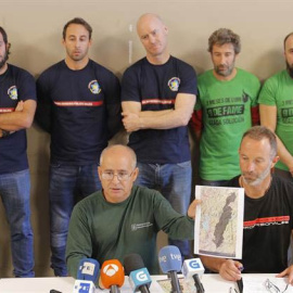 Representantes de la plataforma de bomberos públicos de Galicia, explica desde su punto de vista la oleada de incendios del pasado fin de semana. | LAVANDEIRA JR (EFE)