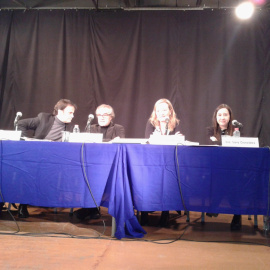 Jaume Asens, Javier Pérez Royo, i Victoria Rosell, amb la moderadora Sara Gonźalez, en el debat d'aquest dimecres, al teatre de l'antiga presó model de Barcelona. /MARC FONT