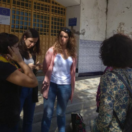Las diputadas de Podemos Ione Belarra y Noelia Vera, en la puerta del CIE de Algeciras (Cádiz) al que se les ha impedido la entrada.- PODEMOS
