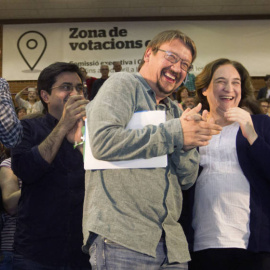 Ernest Urtasun (1i), Xavier Domènech (c) y Ada Colau (d), durante la asamblea fundacional del nuevo partido de los comunes, Catalunya en Comú. EFE