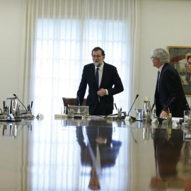 El jefe del Ejecutivo, Mariano Rajoy, preside la reunión extraordinaria del Consejo de Ministros en la que se aprobarán las medidas concretas en aplicación del artículo 155 de la Constitución, hoy en el Palacio de la Moncloa. A esta reunión asisten 