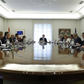 El jefe del Ejecutivo, Mariano Rajoy, preside la reunión extraordinaria del Consejo de Ministros en la que se aprobarán las medidas concretas en aplicación del artículo 155 de la Constitución, hoy el Palacio de la Moncloa. EFE/Juan Carlos Hidalgo