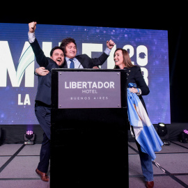 El economista ultraliberal Javier Milei habla durante un mitin tras conocer los resultados de las primarias.