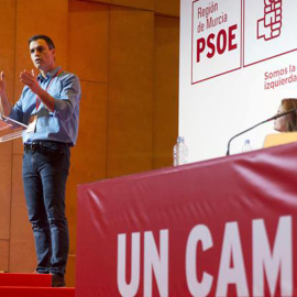 El secretario general del PSOE, Pedro Sánchez, durante su intervención en el décimo quinto Congreso del PSRM-PSOE, hoy en la Universidad Politécnica de Cartagena. EFE/Marcial Guillén