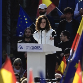 La presidenta de la Comunidad de Madrid Isabel Díaz Ayuso interviene durante la concentración convocada por el Partido Popular en la Plaza de España en Madrid en contra de la amnistía. - Víctor Lerena | EFE