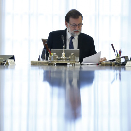 El jefe del Ejecutivo, Mariano Rajoy, preside la reunión extraordinaria del Consejo de Ministros en la que se aprobarán las medidas concretas en aplicación del artículo 155 de la Constitución.EFE/Juan Carlos Hidalgo