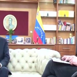 Jorge Arreaza, ministro de Exteriores de Venezuela, durante un momento de la entrevista, realizada en Caracas por Pedro Brieger, director de NODAL.