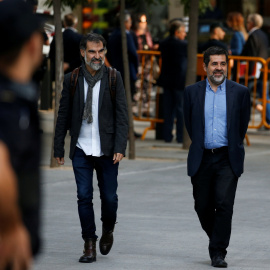 El presidente de Òmnium Cultural, Jordi Cuixart (i), y el de la ANC, Jordi Sanchez, a su llegada a la Audiencia Nacional, el pasado 16 de octubre. REUTERS/Javier Barbancho