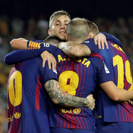 El centrocampista del FC Barcelona Andrés Iniesta celebra con sus compañeros su gol, segundo del equipo frente al Málaga. - EFE
