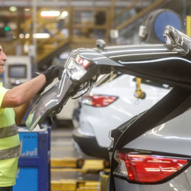 Un trabajador en un vehículo de la fábrica de Ford en Almussafes, a 24 de octubre de 2022.- EP