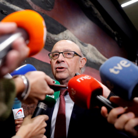 El ministro de Hacienda, Cristóbal Montoro, hace una declaraciones a los periodistas tras la inauguración de las jornadas tributarias de Reaf-Regaf, en Madrid. EFE/Juan Carlos Hidalgo