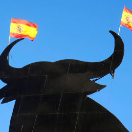 El toro de Osborne decorado con banderas de España. /REUTERS