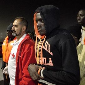 Voluntarios de Cruz Roja atienden a algunas de las 54 personas rescatadas por salvamento marítimo en la madrugada del sábado al domingo./EFE