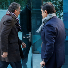 El ex secretario general del PP de Madrid Francisco Granados, acompañado por su abogado Javier Vasallo, a su llegada a la Audiencia Nacional. EFE/ Mariscal