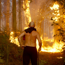 Un hombre mira impasible el incendio en la zona de Zamanes, Vigo EFE/Salvador Sas