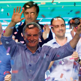 El presidente argentino, Mauricio Macri, saluda hoy, domingo 22 de octubre de 2017, en el búnker del partido Cambiemos, en Buenos Aires (Argentina). El frente gobernante argentino Cambiemos arrasó en la ciudad de Buenos Aires en los comicios celebrados 