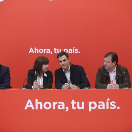 El secretario general del PSOE, Pedro Sánchez (c), la presidenta, Cristina Narbona (2i), el secretario de Organización, José Luis Ábalos (i), el presidente extremeño, Guillermo Fernández Vara (2i) y la vicesecretaria general, Adriana Lastra, durante