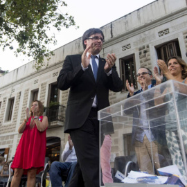 El presidente de la Generalitat cesado, Carles Puigdemont (2i), junto a Jordi Turull. EFE/Archivo