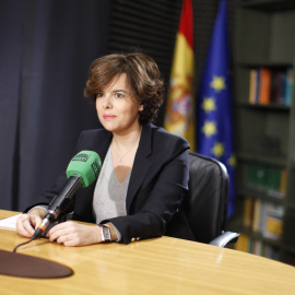 La vicepresidenta del Gobierno, Soraya Sáenz de Santamaría, en una entrevista, este lunes, en Onda Cero. Fotografía facilitada por el gabinete de presidencia de MONCLOA.