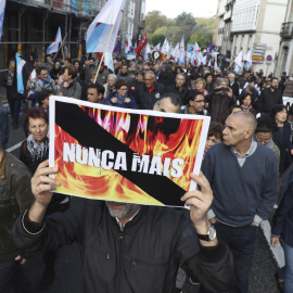 Manifestación en protesta por los incendios este domingo en Santiago de Compostela. EFE