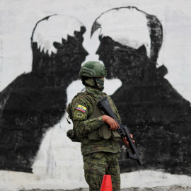 Un soldado hace guardia a lo largo de una calle durante una patrulla antes de las elecciones presidenciales del domingo, en Quito, Ecuador, 14 de agosto de 2023. REUTERS/Henry Romero