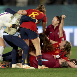 España celebra tras ganar a Suecia en la semifinal del Mundial femenino de fútbol disputado este martes en Auckland (Nueva Zelanda)