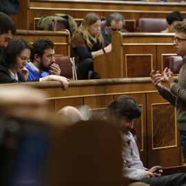El diputado de Unidos-Podemos Íñigo Errejón conversa con varios compañeros de partido. / EFE