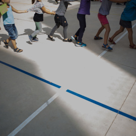 Niños y padres juegan durante la jornada de reflexión del referéndum de independencia de Catalunya en el colegio Univers de Barcelona, donde ha pasado a noche. /JAIRO VARGAS