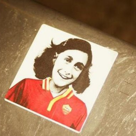 Retrato de Ana Frank con la camiseta de la AS Roma, usado como propaganda antisemita. /  TVMax