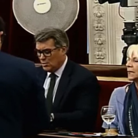 José María González, 'Kichi, de espaldas, recibe los improperios de Teófila Martínez y del portavoz del PP.