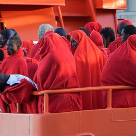 Llegada al puerto de Almería de 90 inmigrantes rescatados por Salvamento Marítimo cuando viajaban en tres pateras localizadas en distintos puntos del mar de Alborán. EFE / Carlos Barba